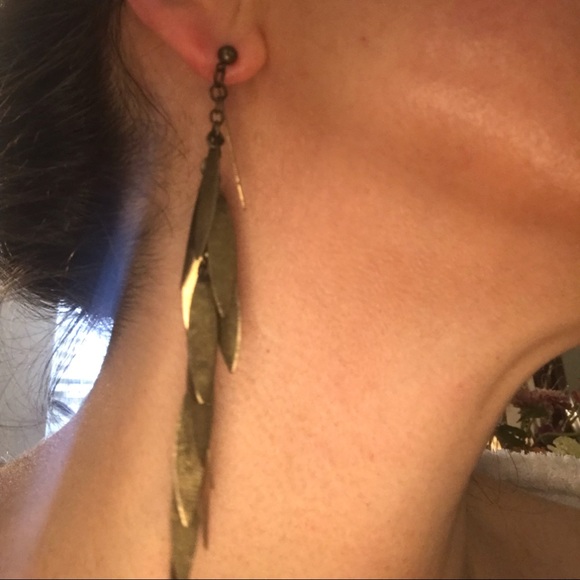 Gold leaf drop earrings - Picture 2 of 2
